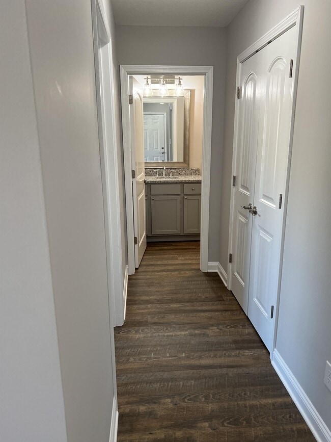 Building Photo - 800 Spring Park Rd