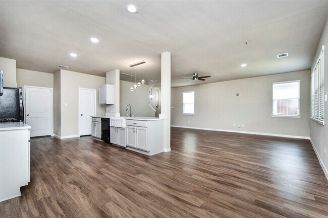 Building Photo - 18638 Lansdowne Stream Path