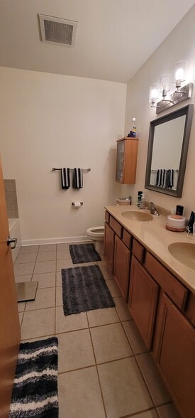 Building Photo - 221 E Cullerton St