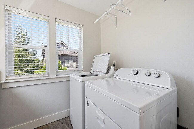 Building Photo - 3BR/2.5BA Townhome in Larkspur — Old Mill, Downtown & Bachelor All Close By