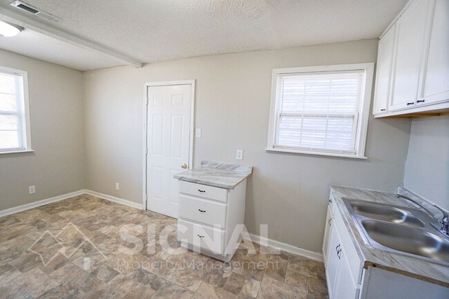 Building Photo - 581 Seminole Cir