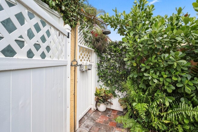 Building Photo - 605 Sunset Rd