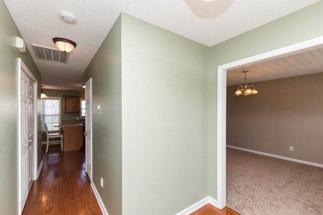 Building Photo - 4 Bedroom 2 Bath