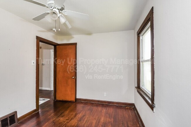 Building Photo - 422 Plaza Ave