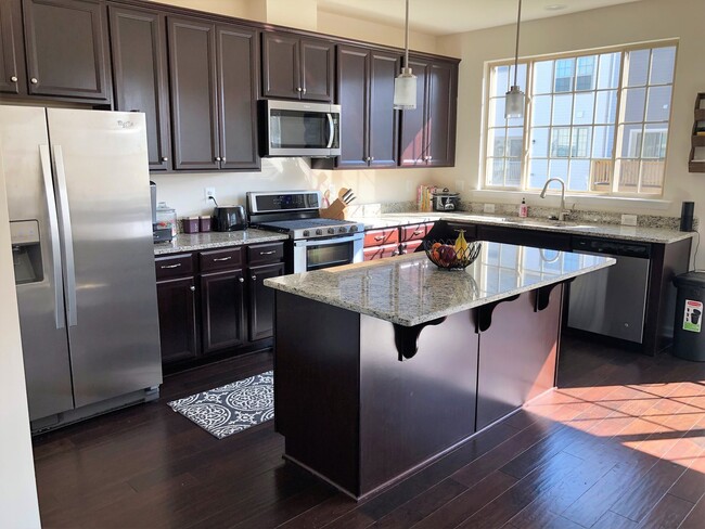 Building Photo - Beautiful End-Unit Townhome in New Post!