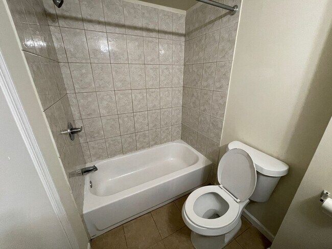 Building Photo - 2 BED 1 BATH 1ST FLOOR APARTMENT