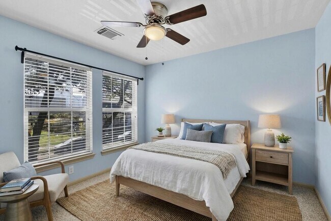 Building Photo - 313 Hogan St