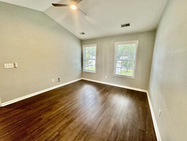 Building Photo - Bright and Airy Three Bedroom Home in Lake...
