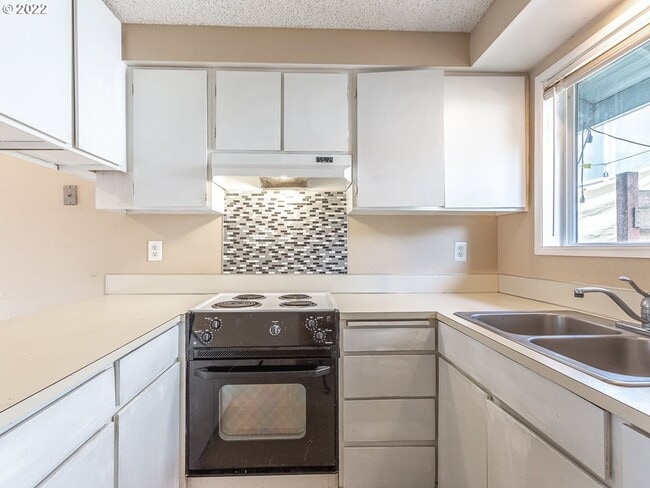 Building Photo - Bright Interior with Generous Bedroom Space – Includes Washer and Dryer