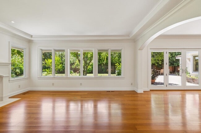 Building Photo - Beautiful, Old-World-style Home in the Heart of Central Menlo Park