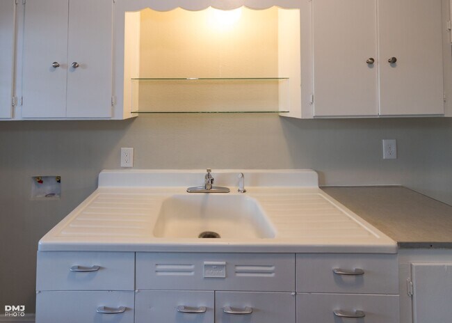 Building Photo - Broadway 2556-2558