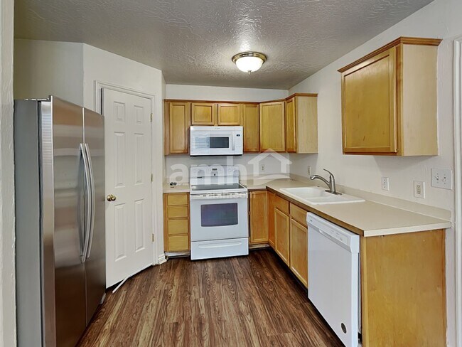 Building Photo - 651 Saddlebrook Dr