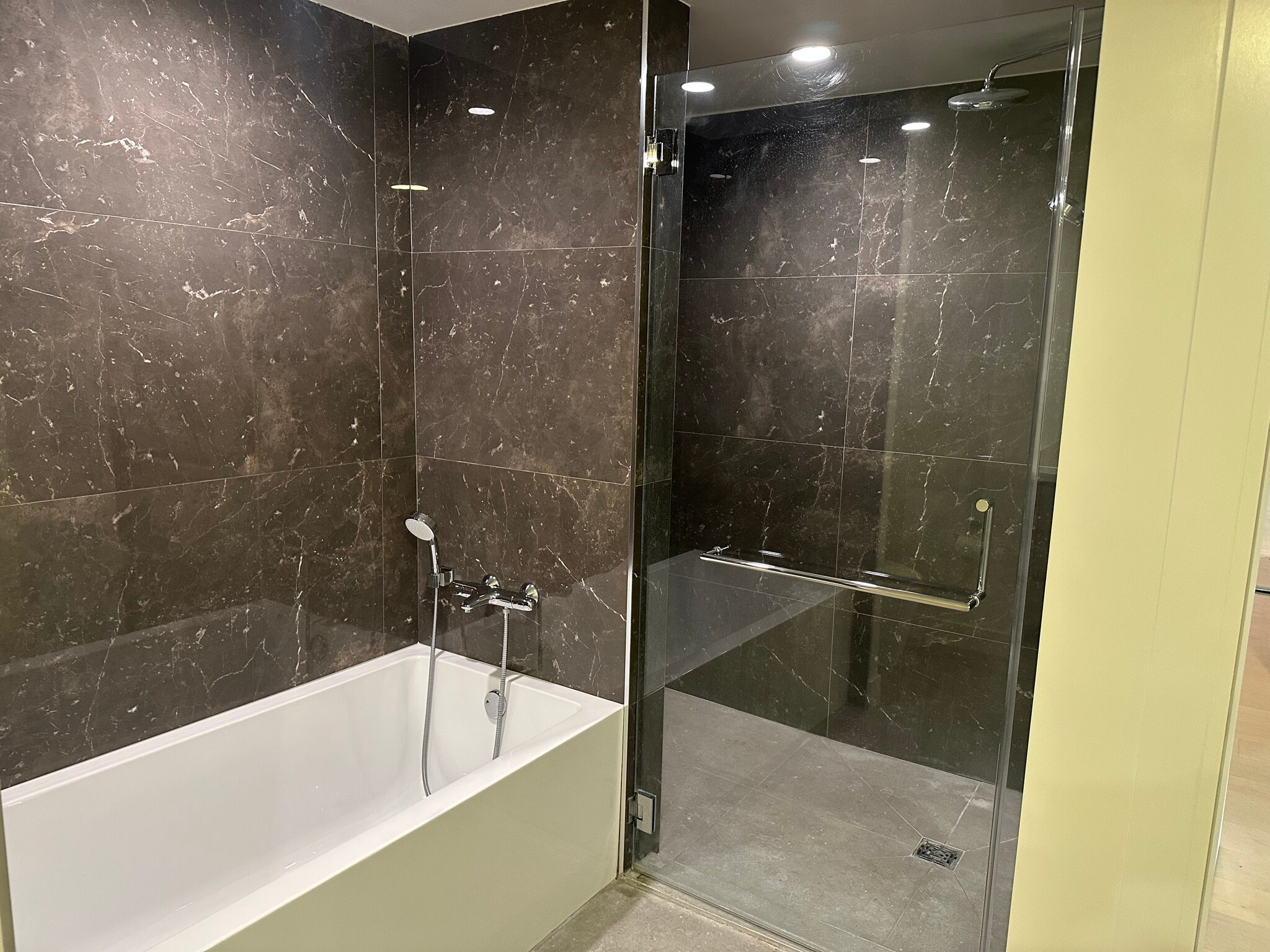 Building Photo - 39 S Los Robles Ave