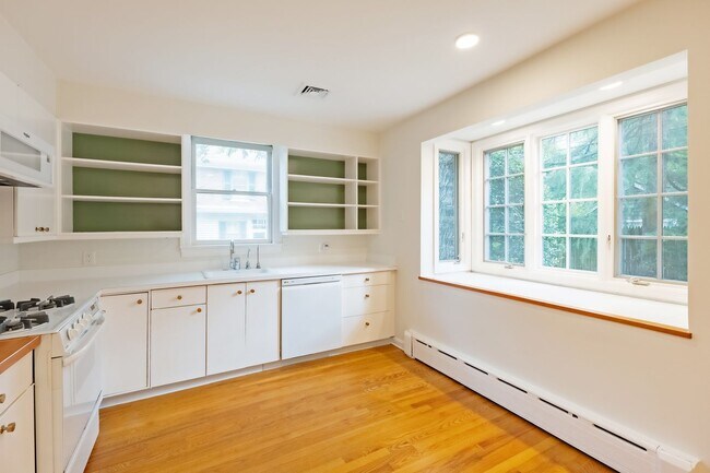 Building Photo - 4BR 3.5 BA Chevy Chase Gem is Move-in Read...