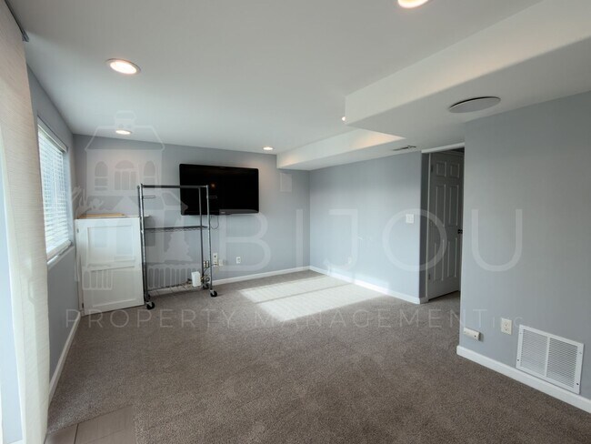 Building Photo - 3739 Range Dr