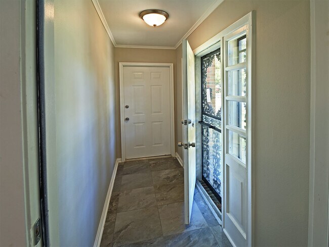Building Photo - 3 Bedroom, 2 Bathroom near Colonial and flamingo