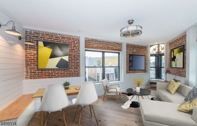 Building Photo - 44 Elm St