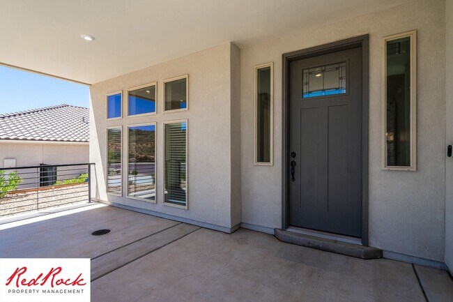 Building Photo - Stunning 4 Bedroom Home. Dog friendly!