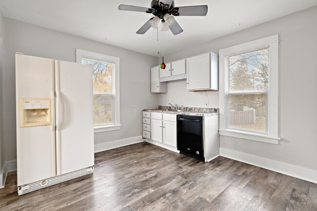 Building Photo - 415 Dean St