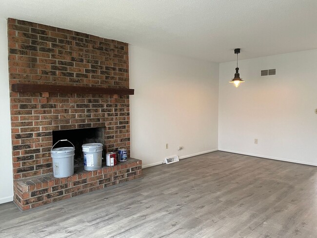 Building Photo - {12901} Spacious Townhome with a 1 car garage & full basement