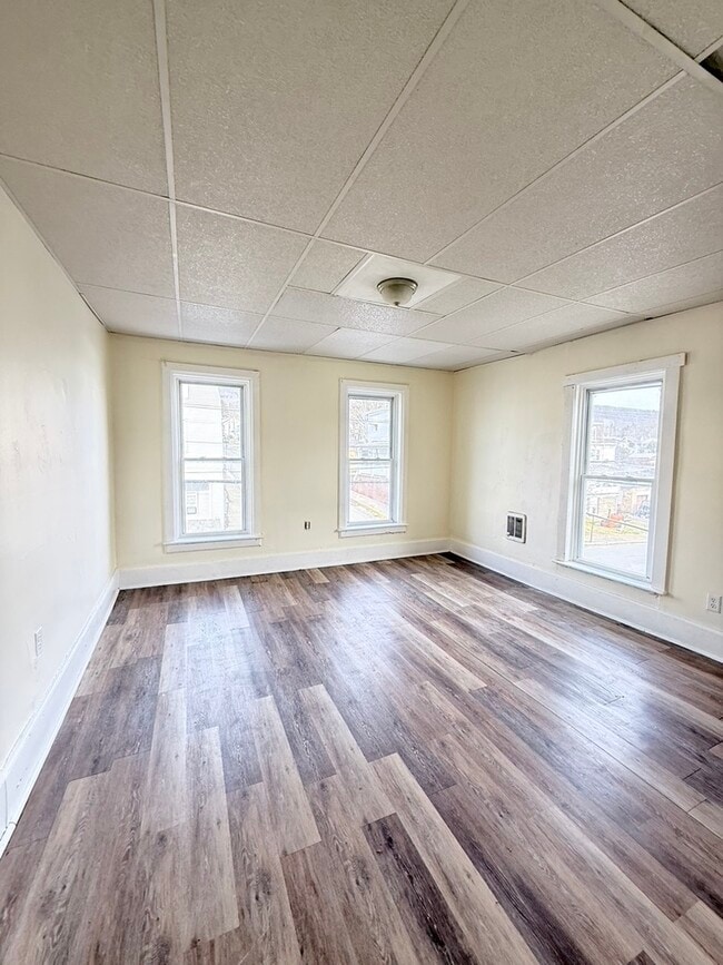 Building Photo - 150 E Market St