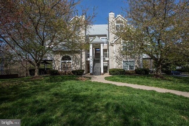 Building Photo - 921 Hillside Lake Terrace