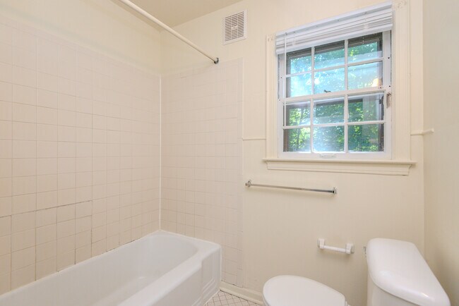 Building Photo - 810 Sylvan Ave