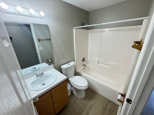 Building Photo - Beautiful 3/2 Duplex in St. Cloud