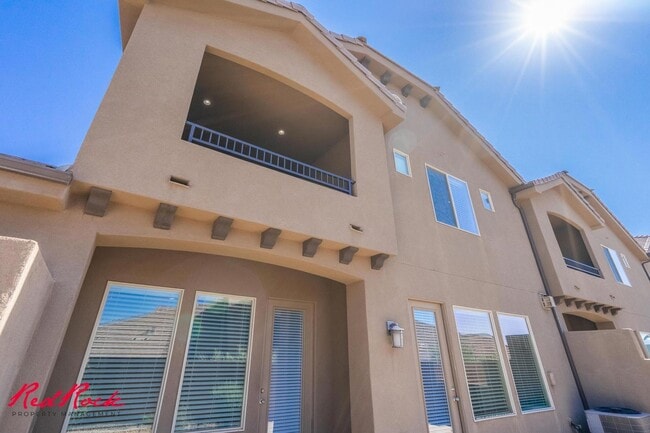 Building Photo - Pet Friendly 4 Bedroom Home! Internet Incl...