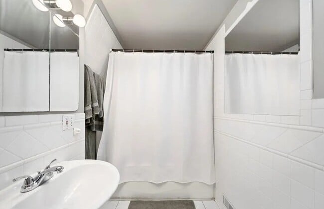 Building Photo - 3148 Linwood Ave