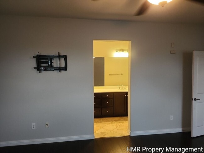 Building Photo - Modern 2-Bedroom Condo Near Victoria Gardens