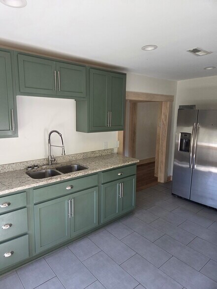 Kitchen - 530 N Royal Ave