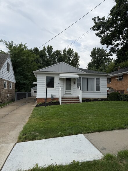 Building Photo - 4711 Longwood Ave