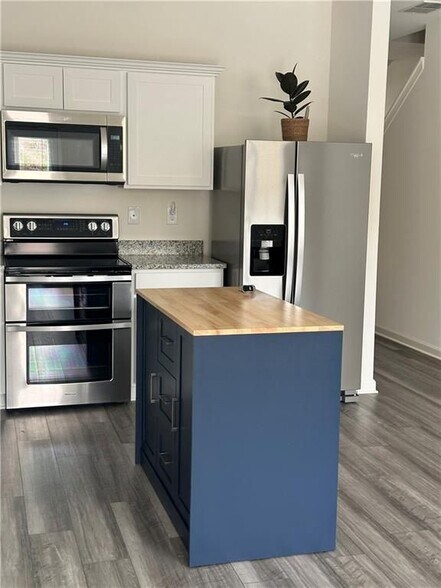 Building Photo - 541 Magnolia Cir