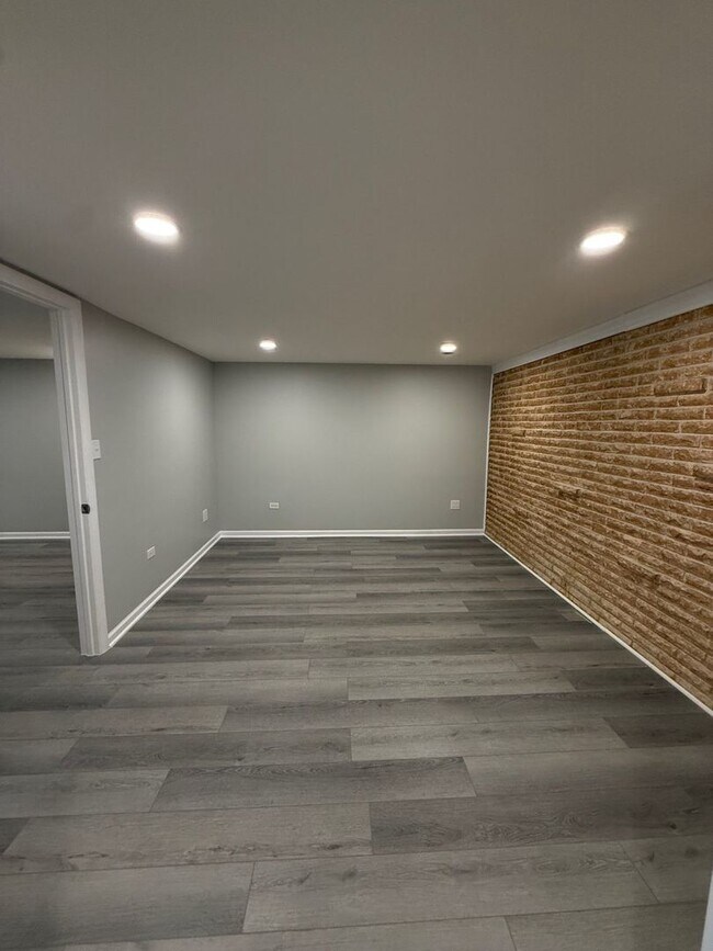 Building Photo - 8500 W Carmen Ave