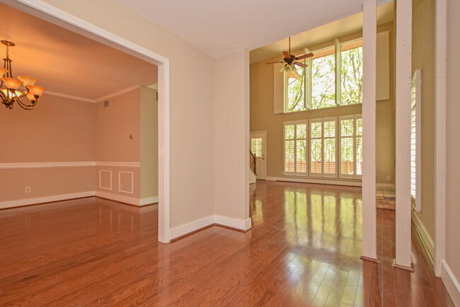 Building Photo - 3 Bedroom Townhouse - Northwest Hills