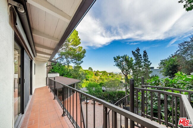 Building Photo - 9305 Beverlycrest Dr