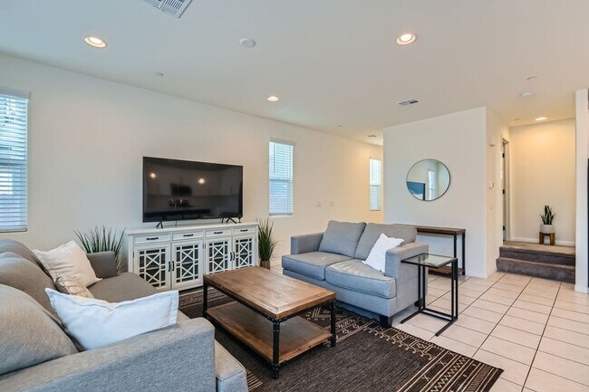 Building Photo - 4 Bed 3 Bath Luxury FURNISHED Home for Rent!