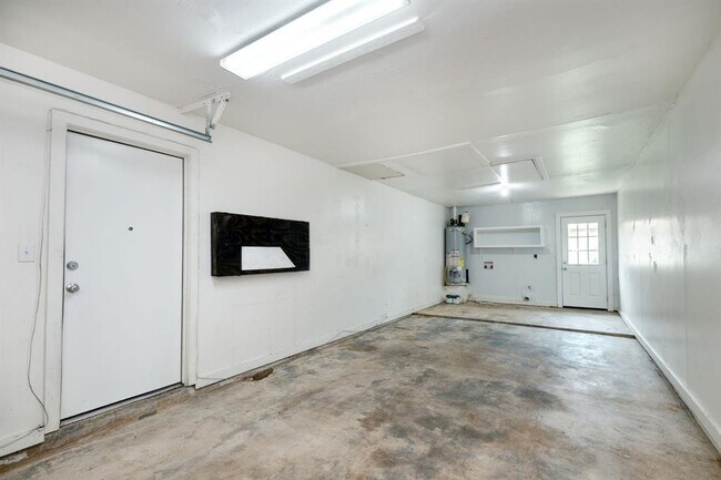 Building Photo - 2900 Mesquite Ln