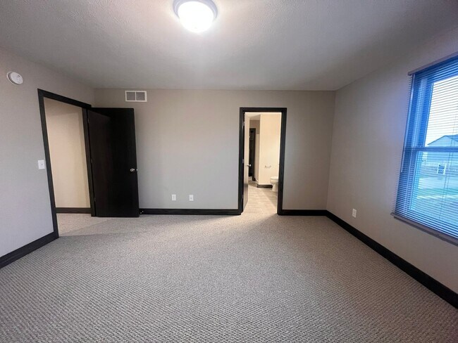 Building Photo - Four Bedroom Duplex in Caledonia!