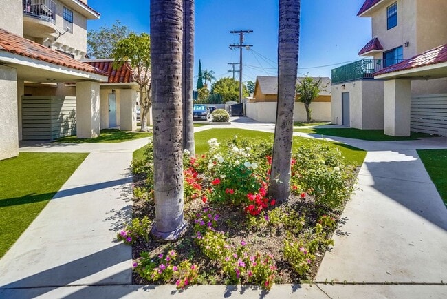 Building Photo - 3BD/2BA Apartment with Laundry In-Unit, Appliances, Tandem Parking & More | 1MO. Free OAC