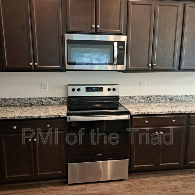 Building Photo - 811 Silver Leaf Dr
