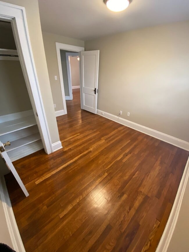 Building Photo - 3 Bedroom House - Grandview Area