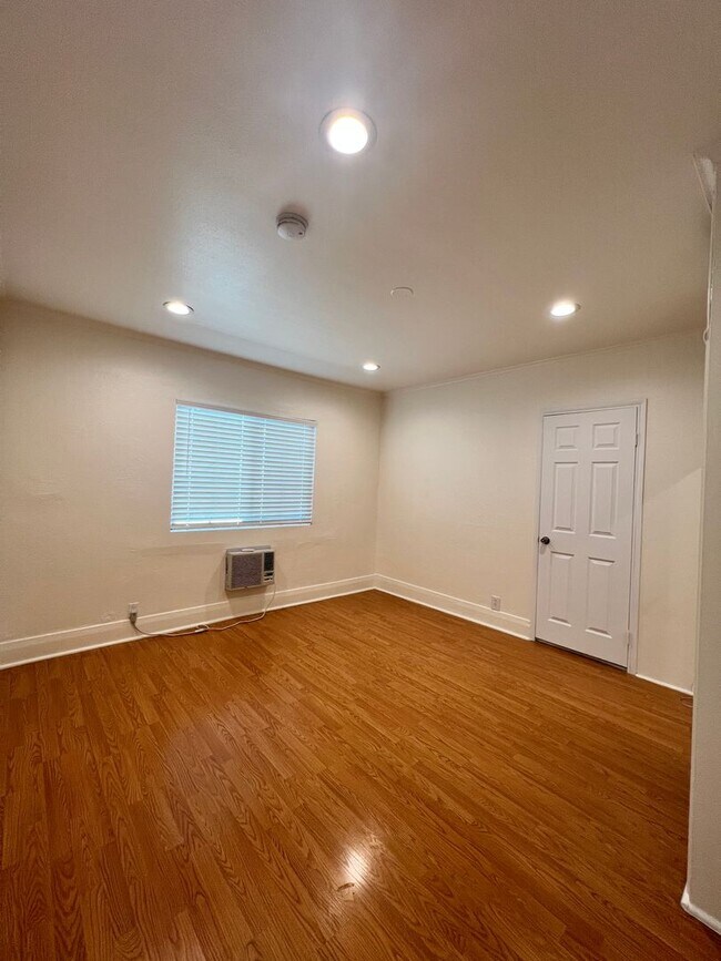 Building Photo - 711 Maltman Ave
