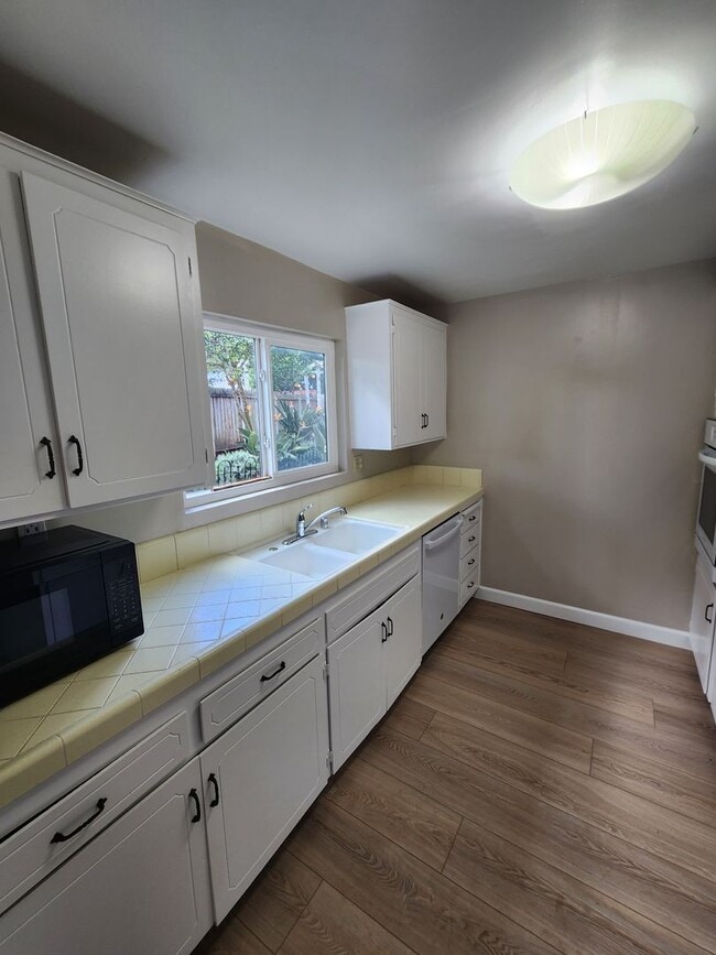 Building Photo - 2 bed/1 bath Condo in Cardiff - West of I-5