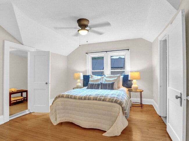 Building Photo - Spacious 5 bedroom home on Minnehaha Parkw...