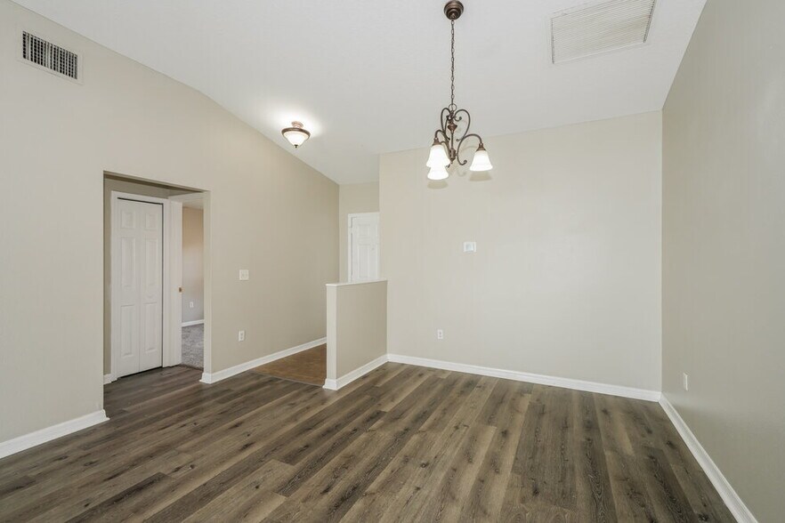 Building Photo - 30932 Midtown Ct