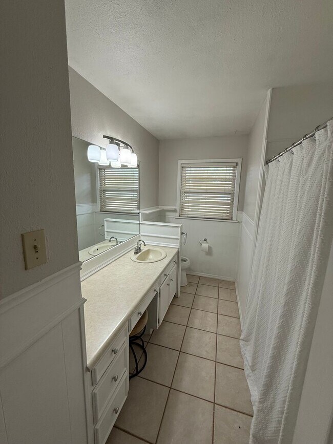 Building Photo - Available now - move-in special