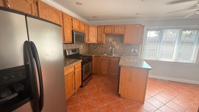 Building Photo - 8937 Southfield Dr