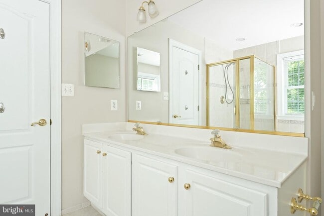 Building Photo - 2202 Sarah Woods Ct
